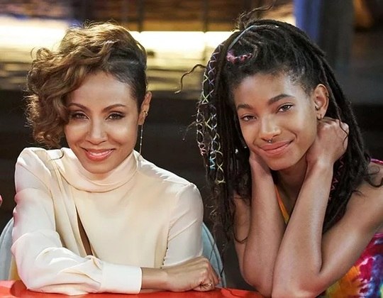 Willow Smith, filha de Jada Pinkett Smith e Will Smith, compartilha com a mãe não apenas a semelhança física, mas também a personalidade inconfundível e o estilo. Prova disso é que Jada se inspirou em Willow para raspar a cabeça. A jovem, de 22 anos, também é atriz, como os pais, e cantora