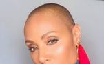 Inspirada pela filha, Jada Pinkett Smith também deixou a cabeça sem nenhum fio de cabelo e surpreendeu a todos com a decisão. Jada tem alopecia, por isso os cortes mais curtos favorecem o visual dela. 'Já era hora de deixá-lo ir', disse no Instagram, em julho de 2021, explicando sobre a decisão de cortar o cabelo rente ao couro cabeludo. Como ela sofre com queda de cabelos, preferiu raspar a cabeça, continuando linda e feminina