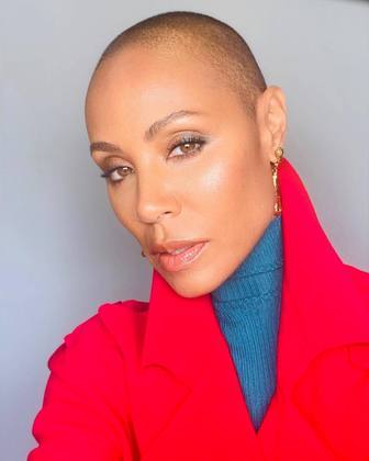 Inspirada pela filha, Jada Pinkett Smith também deixou a cabeça sem nenhum fio de cabelo e surpreendeu a todos com a decisão. Jada tem alopecia, por isso os cortes mais curtos favorecem o visual dela. 'Já era hora de deixá-lo ir', disse no Instagram, em julho de 2021, explicando sobre a decisão de cortar o cabelo rente ao couro cabeludo. Como ela sofre com queda de cabelos, preferiu raspar a cabeça, continuando linda e feminina