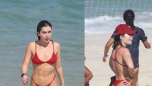 Jade Picon arrasa de biquíni vermelho estilo sutiã e asa-delta em praia do Rio de Janeiro