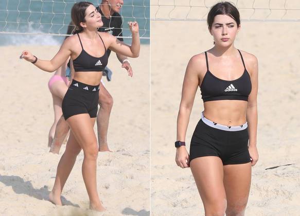 Jade Picon joga futevôlei na praia