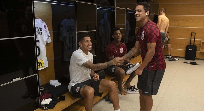 [COMENTE] Ídolos do clube, vale a pena o Corinthians economizar com as saídas de Ralf e Jadson?