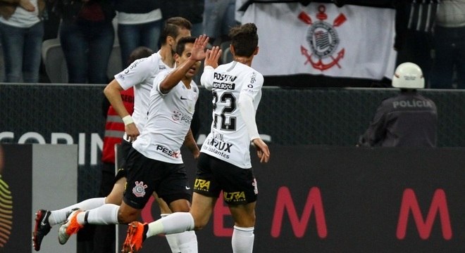 Jadson festeja o gol de empate do Corinthians contra o Sport