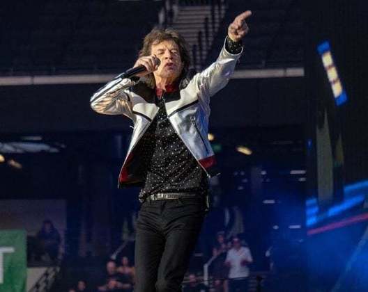 Jagger ficou conhecido por sua voz marcante e suas performances energéticas. Ele também é um compositor e escreveu muitas das canções mais famosas dos Rolling Stones, incluindo 