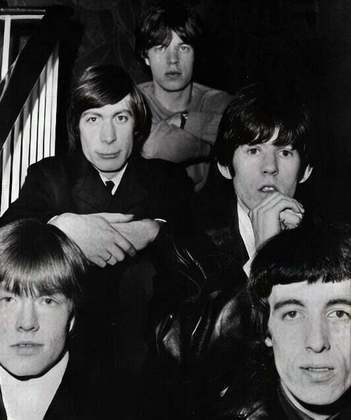 Jagger nasceu em Dartford, Inglaterra, em 26 de julho de 1943. Ele começou a tocar música quando era adolescente e formou a banda The Rolling Stones em 1962, junto com o guitarrista Keith Richards e o pianista Ian Stewart.