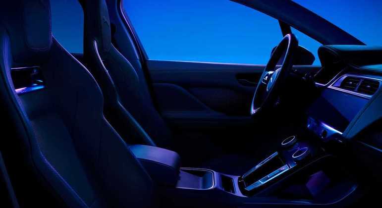 Jaguar I-Pace 2024 ganhou central multimídia com sistema Pivi Pro com conexão sem fio com Android Auto e Apple CarPlay