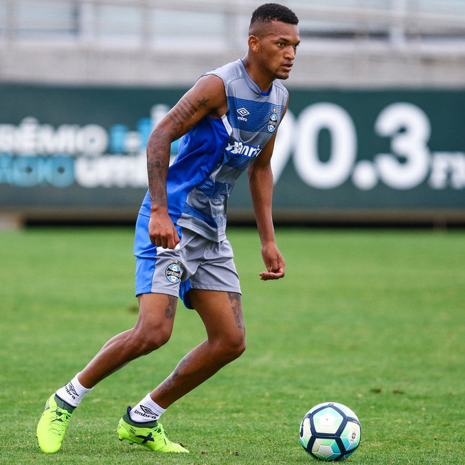 Volante Jailson durante treinamento quando ainda defendia o Grêmio