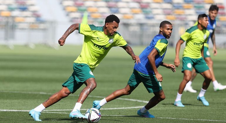 Volante Jailson domina a bola durante um treino do Palmeiras realizado em Abu Dhabi em 2022