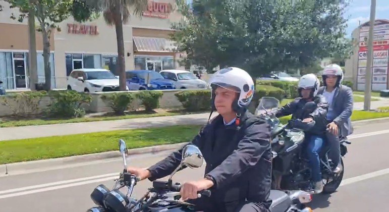 Jair Bolsonaro em motociata em Orlando, na Flórida