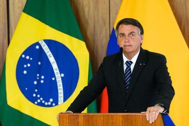 O presidente Jair Bolsonaro (PL) editou diversas medidas
provisórias no ano de 2021 para reduzir os impactos causados pelas crises econômica e sanitária em decorrência da pandemia de Covid-19. O chefe do Executivo também criou
benefícios, como Auxílio Brasil e o auxílio-gás, para dar sobrevida às famílias
de baixa renda. Confira, a seguir, as principais medidas deste ano