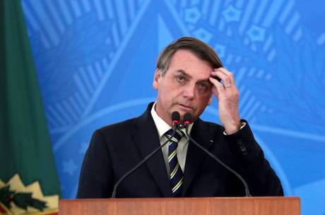 Bolsonaro sanciona auxílio emergencial de R$ 600 para informais 