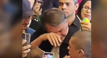 O ex-presidente Jair Bolsonaro aparece chorando em encontro