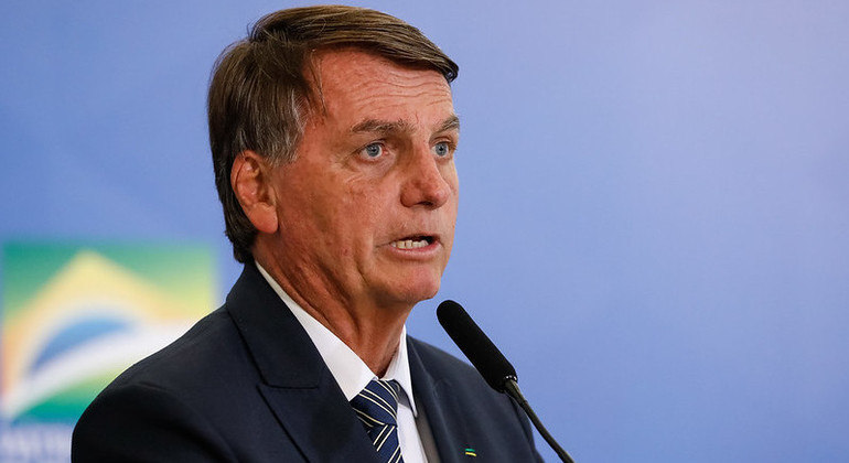 De olho na eleição deste ano, Bolsonaro turbinou as viagens pelo país para entregar os títulos