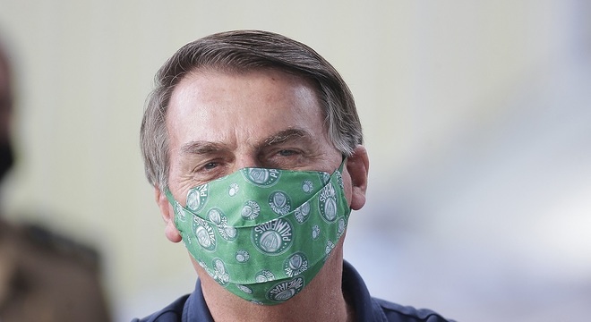 Bolsonaro usa máscara do Palmeiras neste sábado (23) em Brasília