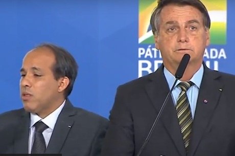 Bolsonaro diz que cloroquina salvou ministros