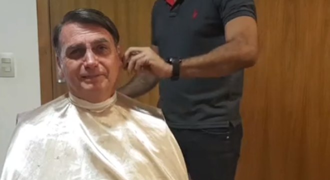 Bolsonaro fez transmissÃ£o ao vivo enquanto cortava o cabelo