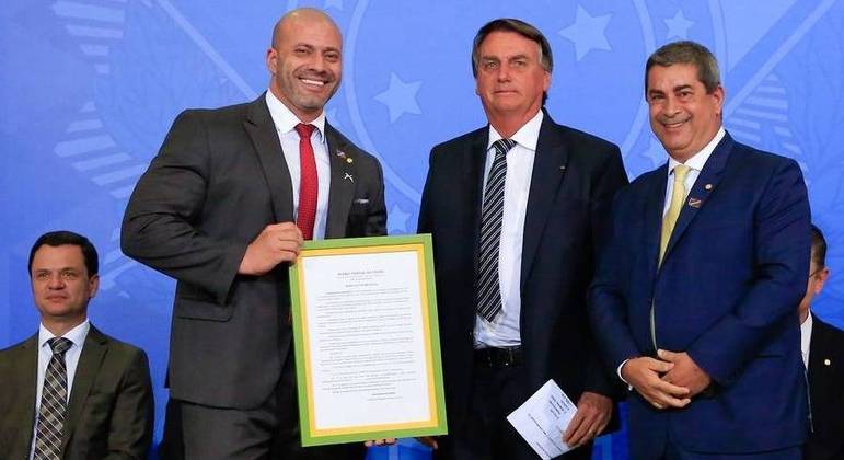 O deputado Daniel Silveira (PTB-RJ), o presidente Bolsonaro e o deputado coronel Tadeu (PL-SP)