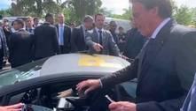 Bolsonaro dirige Lamborghini avaliada em quase R$ 1 milhão