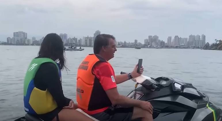 O presidente Jair Bolsonaro passeia de moto aquática com a filha, Laura Bolsonaro