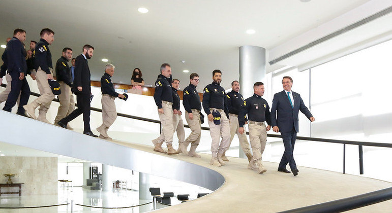 O presidente Jair Bolsonaro e agentes da Polícia Rodoviária Federal, no Palácio do Planalto