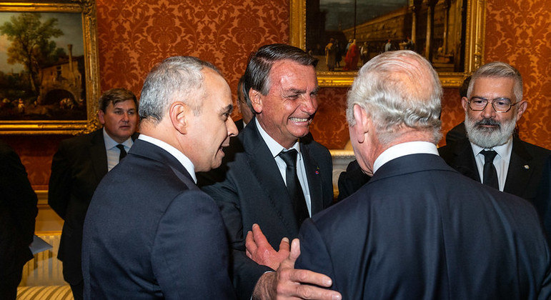 Em Londres (Inglaterra), o presidente Jair Bolsonaro cumprimenta rei Charles 3º