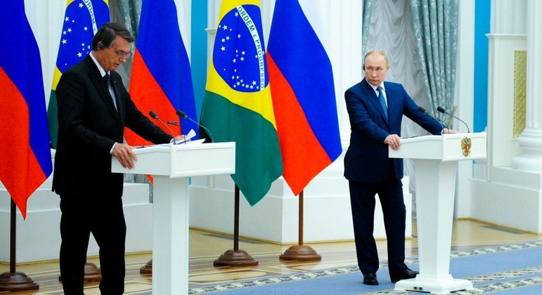O presidente Bolsonaro ao lado de Vladimir Putin, em Moscou