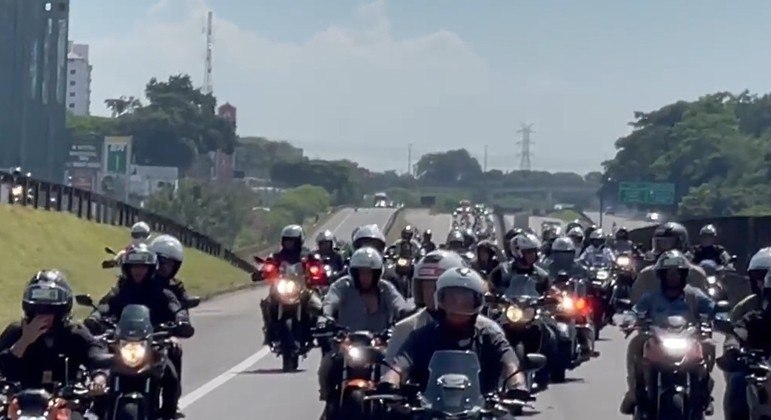 Jair Bolsonaro participa de motociata em São José dos Campos (SP)