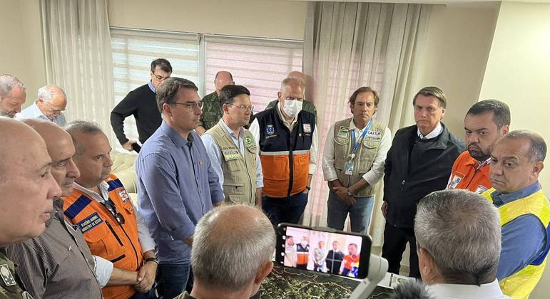 Jair Bolsonaro em encontro com autoridades em Petrópolis