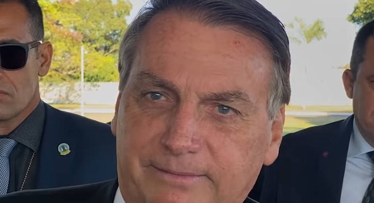 Jair Bolsonaro encontra apoiadores no Alvorada