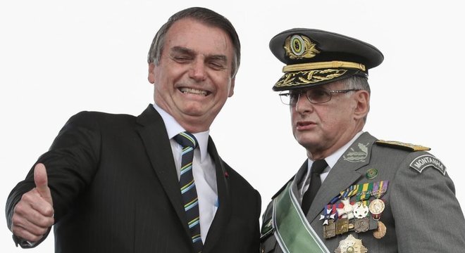 Bolsonaro com o comandante do Exército, general Edson Leal Pujol: projeto para militares causou atrasos na CCJ