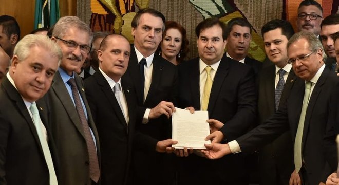 Bolsonaro entregou a proposta pessoalmente para Rodrigo Maia