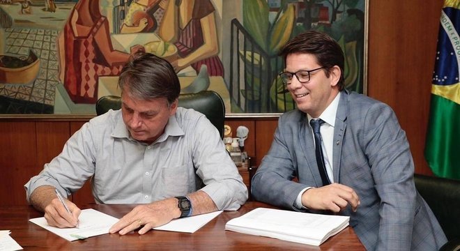 Bolsonaro edita decreto de auxílio financeiro para o setor cultural -  Prisma - R7 R7 Planalto