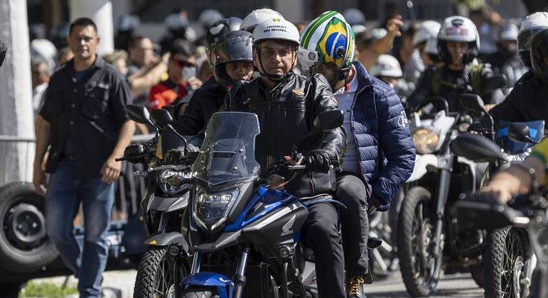 O presidente Jair Bolsonaro durante motociata nesta sexta-feira (15) em São Paulo