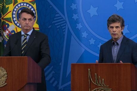 Bolsonaro ao lado do novo ministro, Nelson Teich