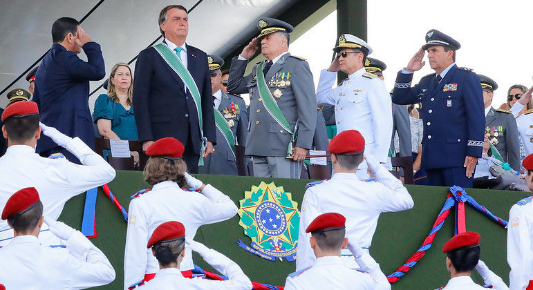 Jair Bolsonaro participa de cerimônia alusiva ao Dia do Exército