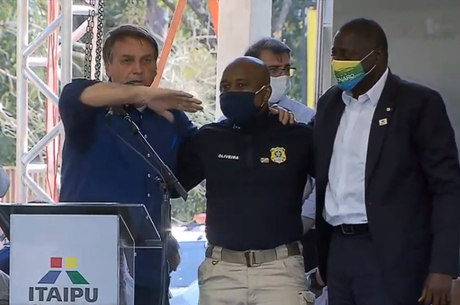 Jair Bolsonaro chama agente da PRF ao palco