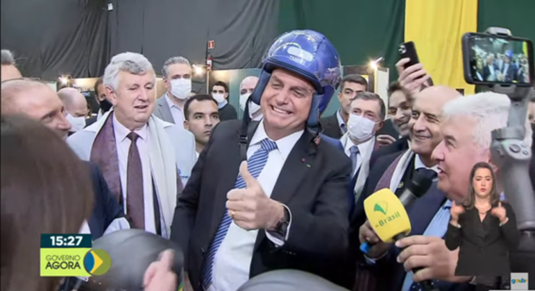 Em Caxias do Sul (RS), Bolsonaro foi presenteado com um capacete feito com grafeno