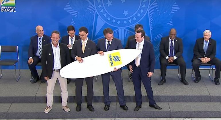 Presidente Jair Bolsonaro ganha prancha de surfe