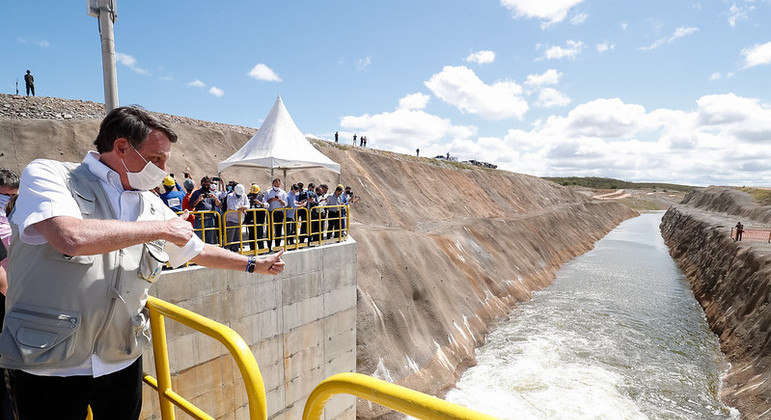 Jair Bolsonaro visita obras da transposição do rio São Francisco