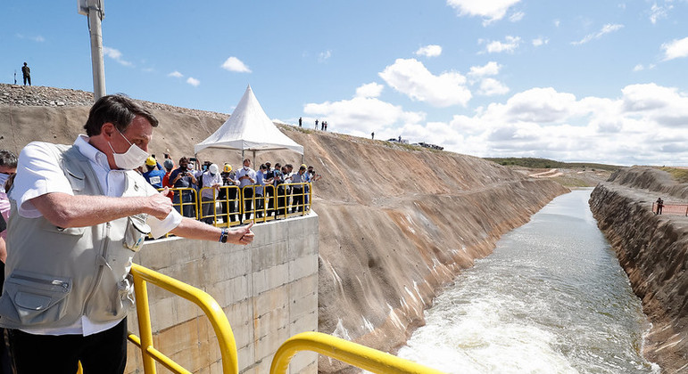 Presidente durante visita a obras do rio São Francisco