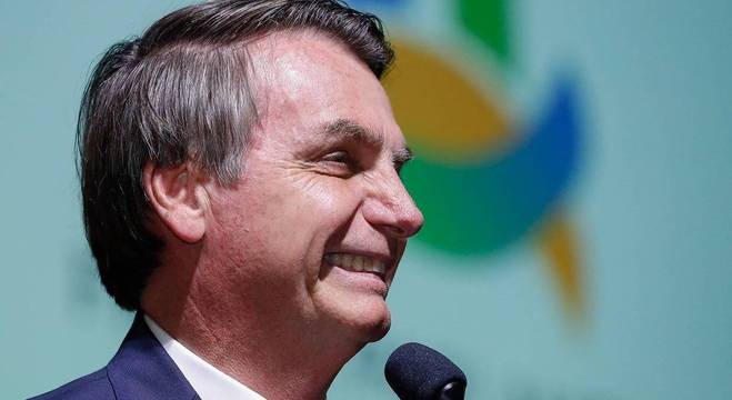 Bolsonaro testa a sorte e faz aposta na Mega da Virada em lotérica