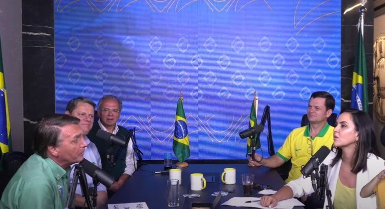 O presidente Jair Bolsonaro (PL) com Tarcísio de Freitas e ministros