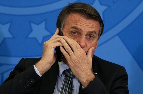 Bolsonaro diz que usa o celular para falar com autoridades