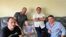 Bolsonaro se reúne com a mãe e três filhos em Eldorado (SP)