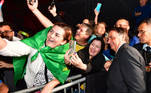Jair Bolsonaro tira foto com apoiadores na saída da Record TV