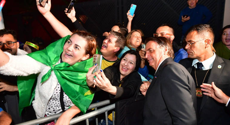 Jair Bolsonaro tira foto com apoiadores na saída da Record TV