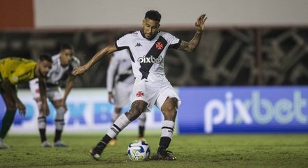 Jair cobra pênalti e marca o gol da vitória do Vasco sobre o Cuiabá