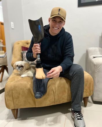 Jakson Follmann é daqueles que dá valor à vida. Um dos sobreviventes da queda do avião da Chapecoense, em dezembro de 2016, o ex-goleiro teve a perna amputada depois do acidente e, mesmo em meio ao luto eterno pela perda dos amigos, se mantém como exemplo de força de vontade e otimismo. Em recente post nas redes sociais, Follmann brincou com a perna amputada:“Começando a semana com as unhas do pé em dia”, escreveu o ex-jogador, sempre bem-humorado