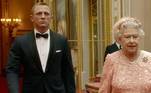 A rainha Elizabeth 2ª, que morreu aos 96 anos nesta quarta-feira (8), foi retratada de diversas formas no cinema e na TV em seus mais de 70 anos de reinado. Ela mesmo brincou de ser atriz uma vez: na abertura da Olimpíada de Londres, em 2012, a rainha realizou uma missão ao lado do agente James Bond (Daniel Craig). A seguir, mostramos quem mais representou Elizabeth 2ª