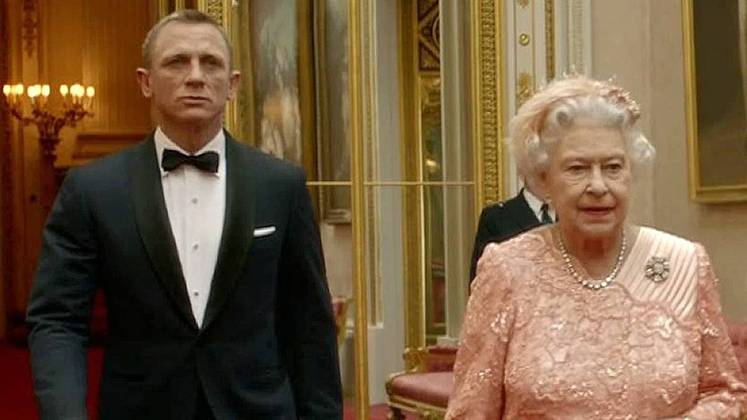 A rainha Elizabeth 2ª, que morreu aos 96 anos nesta quarta-feira (8), foi retratada de diversas formas no cinema e na TV em seus mais de 70 anos de reinado. Ela mesmo brincou de ser atriz uma vez: na abertura da Olimpíada de Londres, em 2012, a rainha realizou uma missão ao lado do agente James Bond (Daniel Craig). A seguir, mostramos quem mais representou Elizabeth 2ª